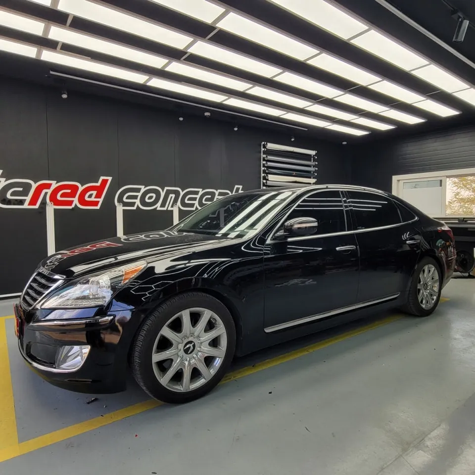 Hyundai Equus vinyl wrap - Hyundai Equus Vinyl Wrap Review: Chrome Delete & Color Accents photo 4