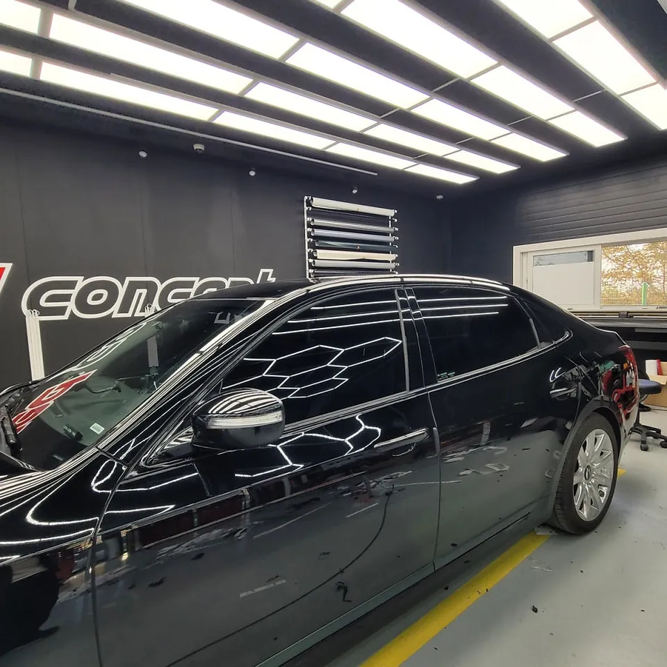 Hyundai Equusのカーラッピング事例 施工写真 4-2