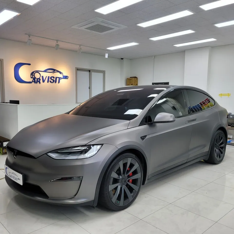Tesla Model Xのカーラッピング事例|ポルシェクレヨンカラー 施工写真 1-2