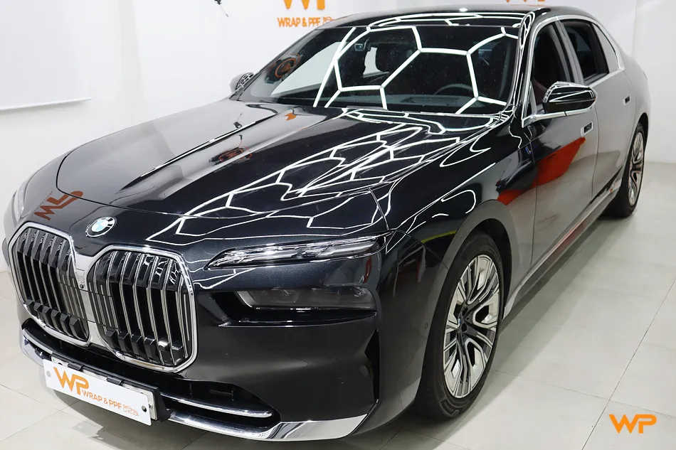BMW 7 Seriesのツートンカーラッピング事例｜費用目安・仕上がり 施工写真 3-2
