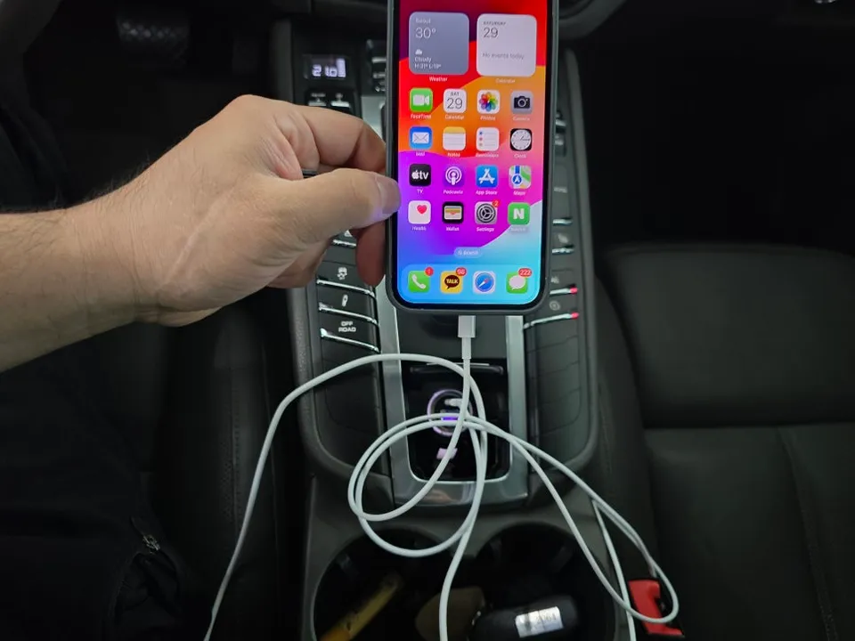 Porsche Macan android head unit - Porsche Macan CarPlay Retrofit Review: Full Screen Upgrade photo 3
