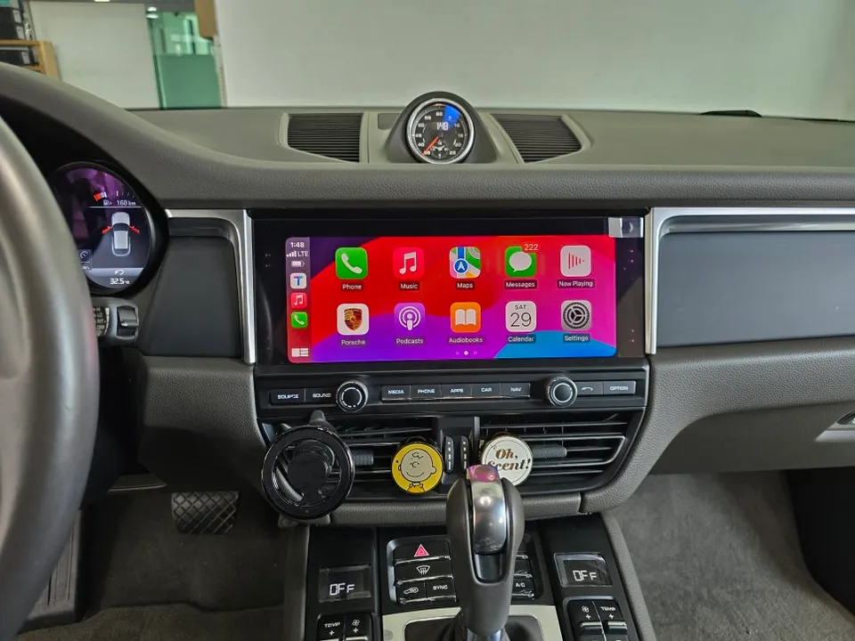 Porsche MacanのAndroid Auto・CarPlay取付事例 施工写真 1-2