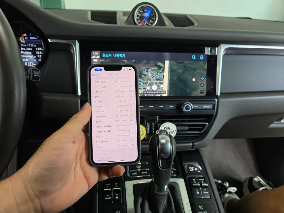 Porsche MacanのAndroid Auto・CarPlay取付事例 施工写真 2-2