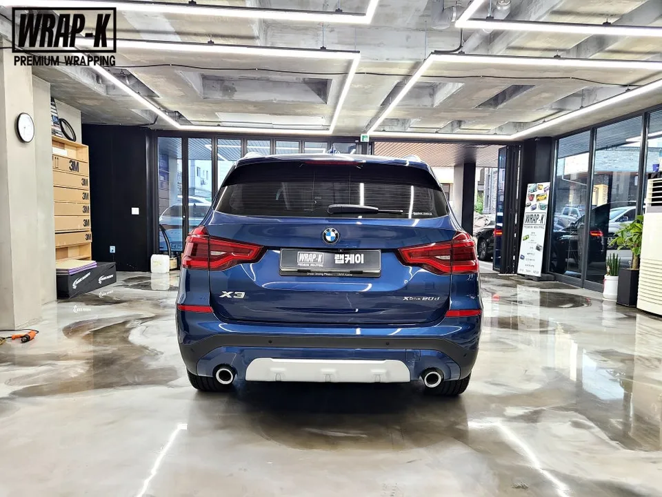BMW X3のカーラッピング事例:クロームパーツをブラック化 施工写真 1-1