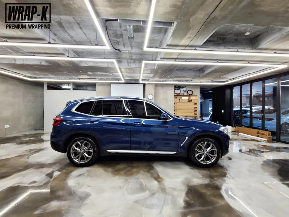 BMW X3のカーラッピング事例:クロームパーツをブラック化 施工写真 2-1