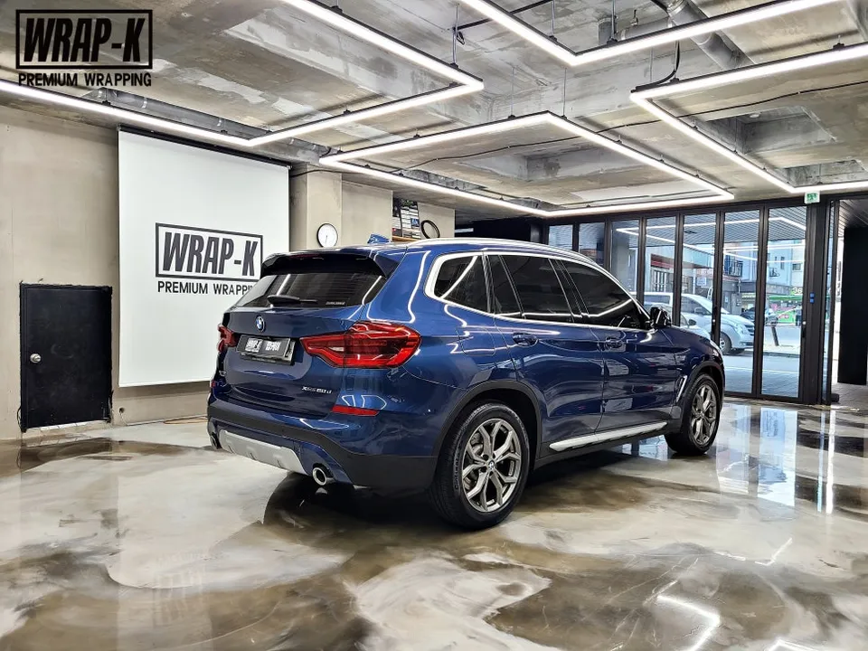 BMW X3のカーラッピング事例:クロームパーツをブラック化 施工写真 3-1