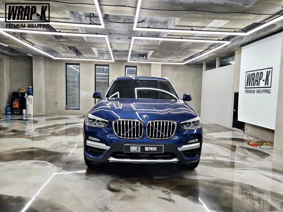 BMW X3のカーラッピング事例:クロームパーツをブラック化 施工写真 1-2