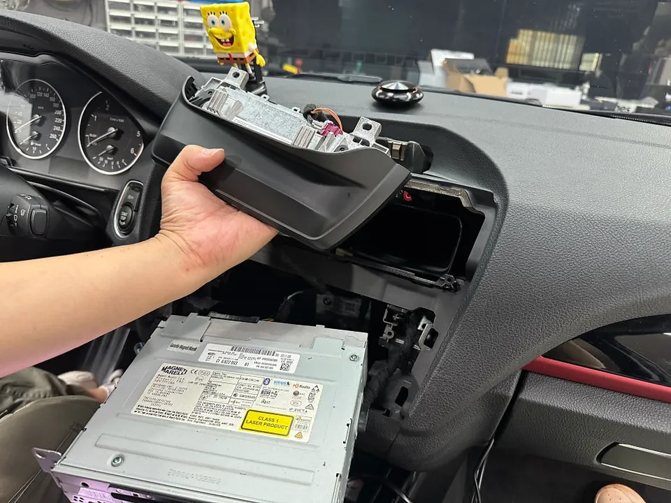 BMW 1 Series F20のAndroid Auto・CarPlay取付事例 施工写真 1-2