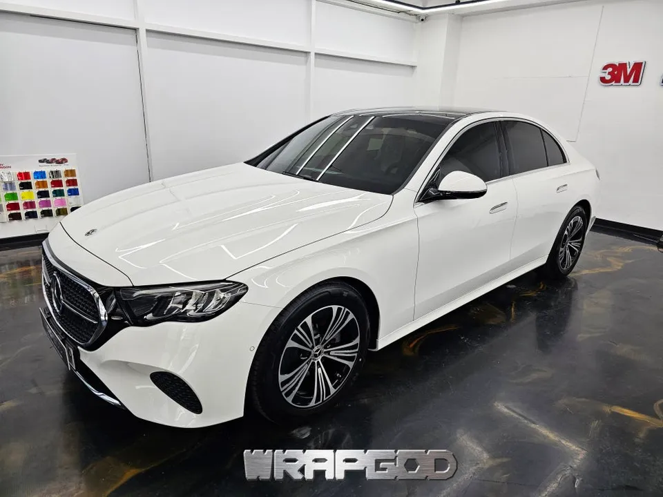 Mercedes-Benz Eクラスのカーラッピング事例｜費用目安・仕上がり 施工写真 3-1