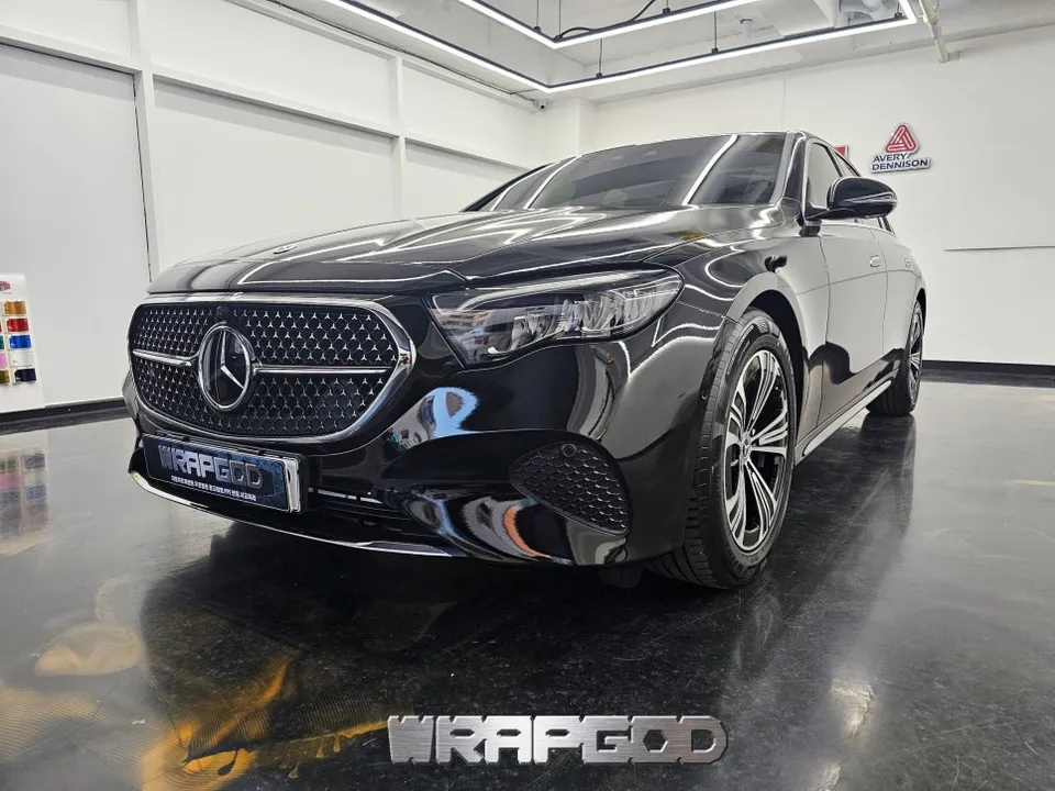 Mercedes-Benz Eクラスのカーラッピング事例｜費用目安・仕上がり 施工写真 1-3