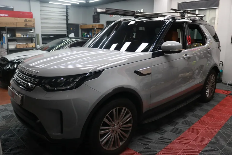 Land Rover Discovery 5のカーラッピング事例 施工写真 3-2