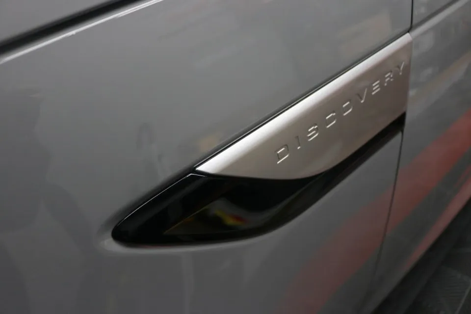 Land Rover Discovery 5のカーラッピング事例 施工写真 4-2