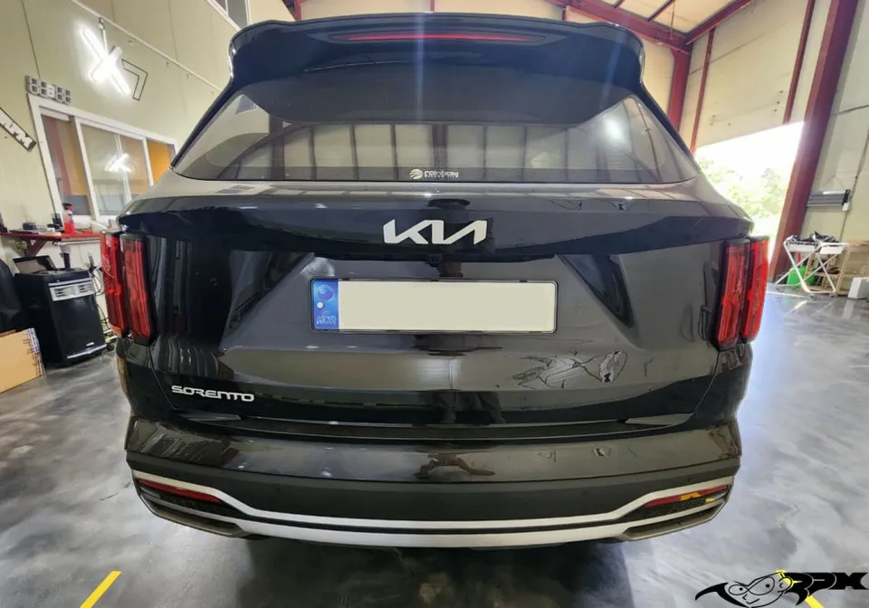 Kia Sorento vinyl wrap - Kia Sorento Vinyl Wrap Review: Chrome Delete Transformation photo 3