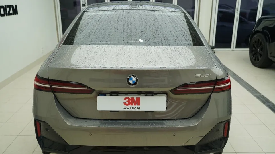 BMW 5 Series G60の室内PPF施工事例｜ハイグロスの保護 施工写真 4