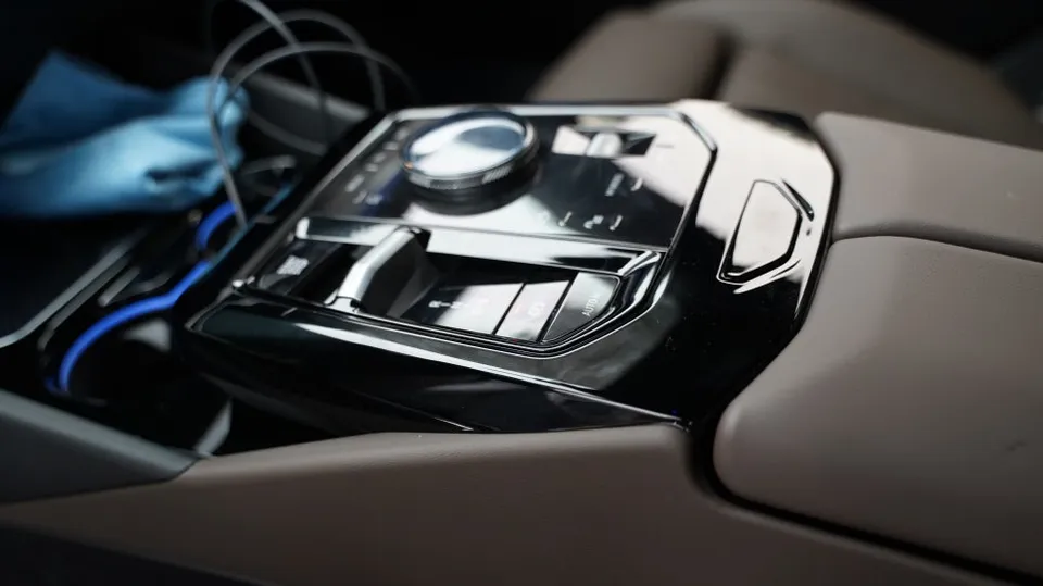BMW 5 Series G60の室内PPF施工事例｜ハイグロスの保護 施工写真 6