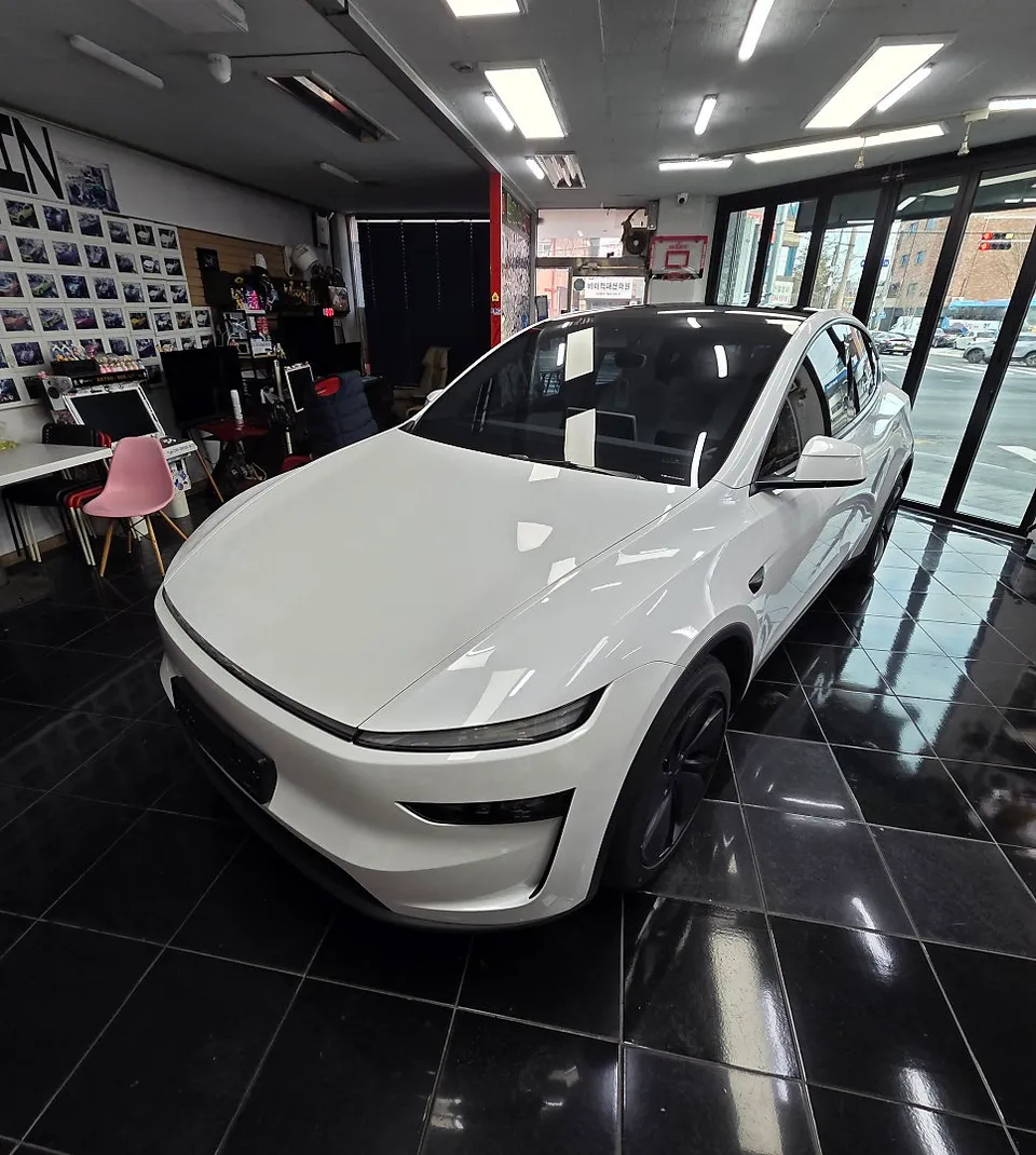 Tesla Model Y vinyl wrap - Tesla Model Y Vinyl Wrap Review: Pure Silver Color Change photo 4