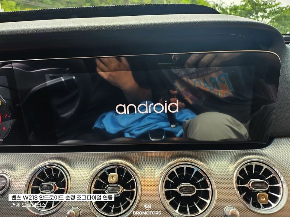 Mercedes-Benz E-Class W213のAndroid Auto・CarPlay取付事例 施工写真 1-2