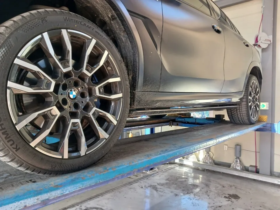 BMW X6 wheel repair - BMW X6 Wheel Repair & Refinishing Review — Deep Gloss Black photo 4