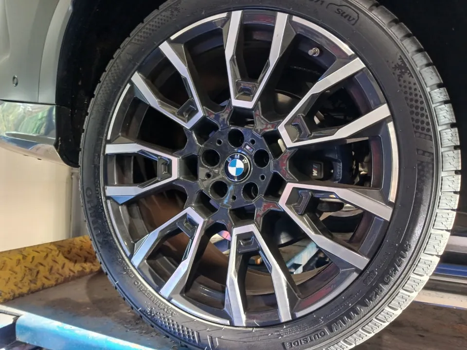BMW X6 wheel repair - BMW X6 Wheel Repair & Refinishing Review — Deep Gloss Black photo 6