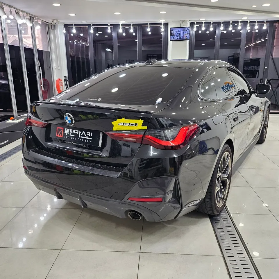 BMW 4 Series G22 カーラッピング事例:サテンブラック 施工写真 1-2
