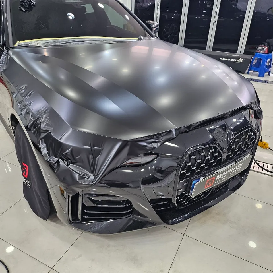 BMW 4 Series G22 カーラッピング事例:サテンブラック 施工写真 4-2