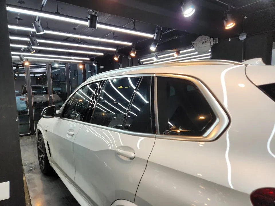 BMW X5のカーラッピング事例:クロームメッキをブラックアウト 施工写真 2-3