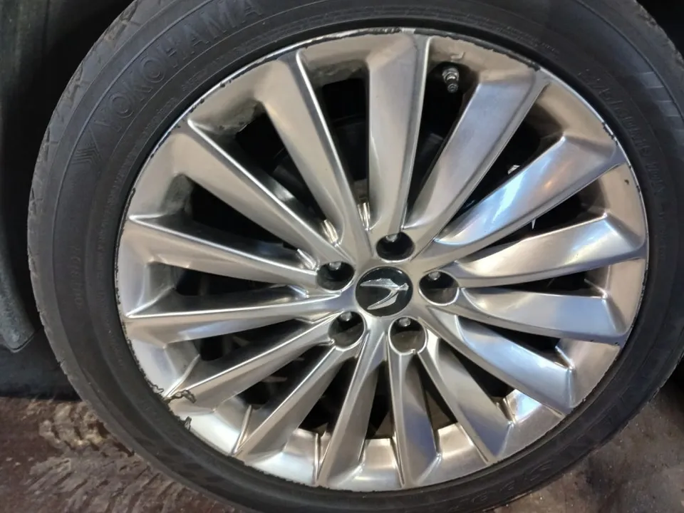 Hyundai Equusのホイールリペア・塗装事例 施工写真 1-1