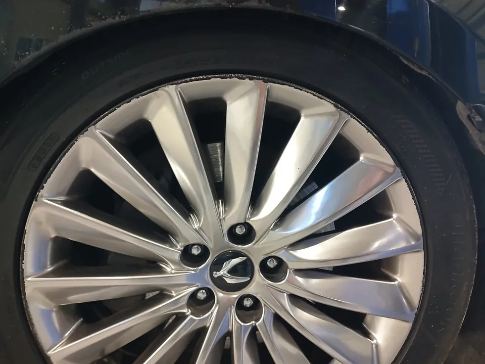 Hyundai Equusのホイールリペア・塗装事例 施工写真 3-2