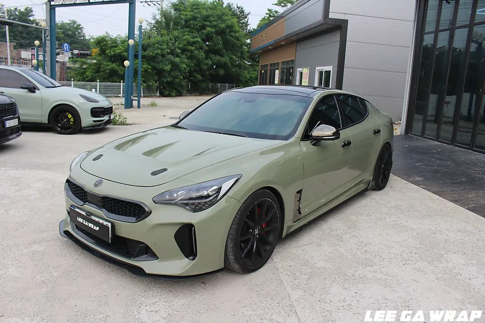 Kia Stingerのカーラッピング事例|カキグリーンへの変身 施工写真 2-3