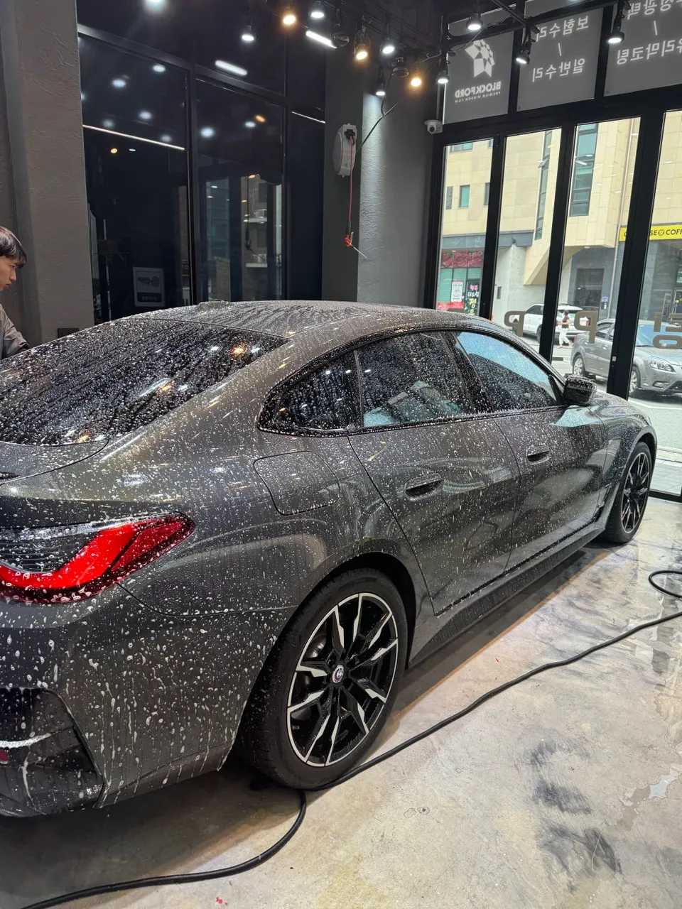 BMW M5のガラスコーティング事例|韓国での施工と仕上がり 施工写真 4-1