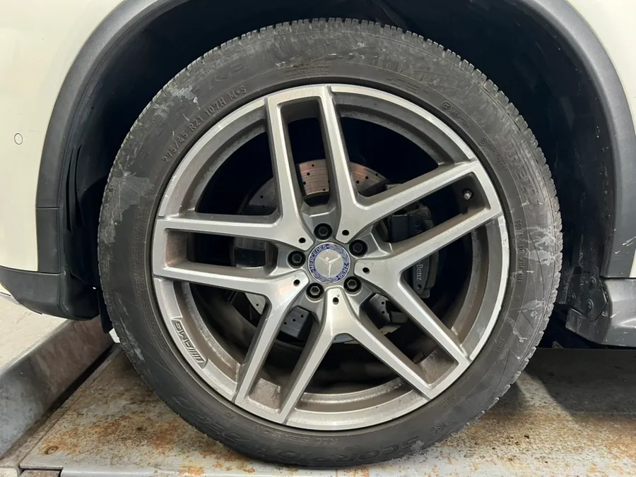 Mercedes-Benz GLEのホイールリペア・塗装事例 施工写真 3-1