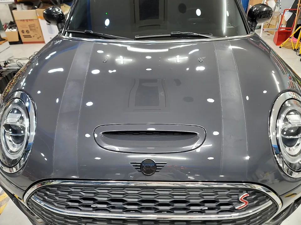 MINI Clubmanのカーラッピング事例|デカール除去と艶復元 施工写真 3-1