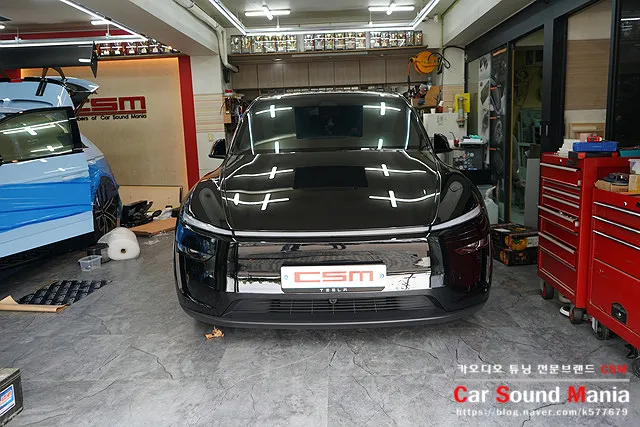 Tesla Model Yのドライブレコーダー取付事例 施工写真 1-3