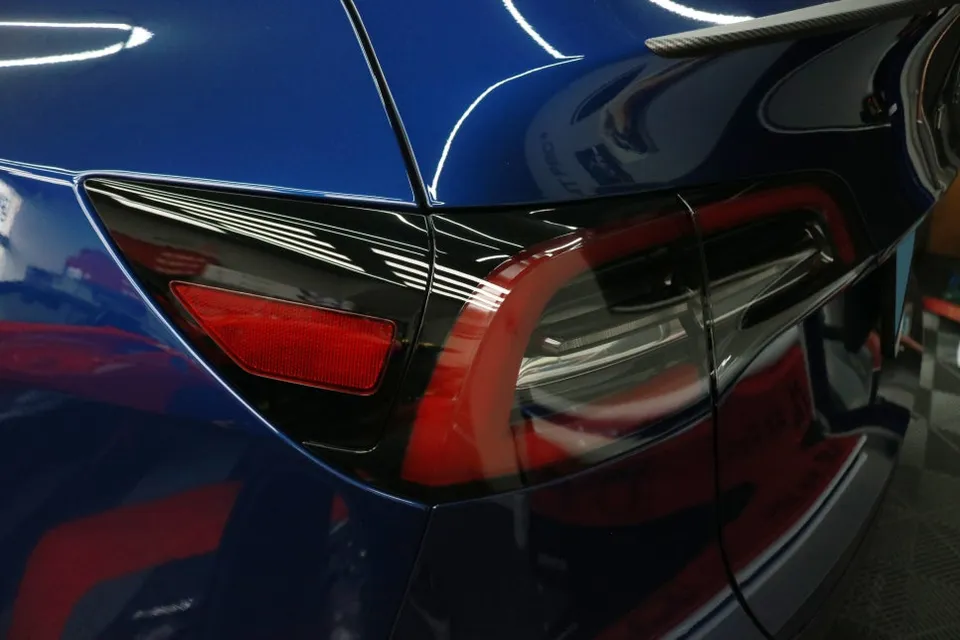 Tesla Model Y PPF施工事例｜スモークフィルムで高級感を演出 施工写真 3-1
