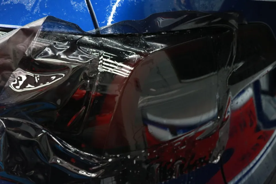 Tesla Model Y PPF施工事例｜スモークフィルムで高級感を演出 施工写真 2-3