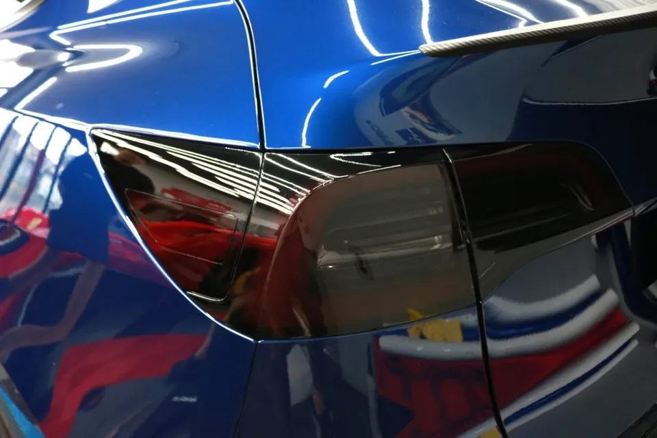 Tesla Model Y PPF施工事例｜スモークフィルムで高級感を演出 施工写真 3-3