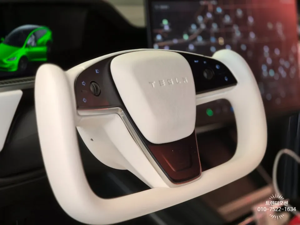 Tesla Model X steering wheel - Tesla Model X Steering Wheel Customization Review photo 3