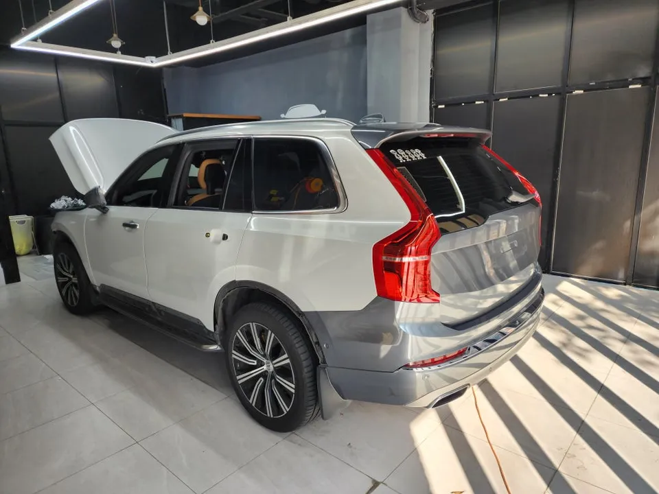 Volvo XC90のカーラッピング事例|メタリックグレーへの変身 施工写真 1-2