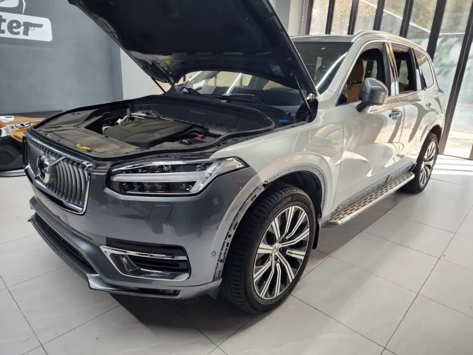Volvo XC90のカーラッピング事例|メタリックグレーへの変身 施工写真 2-2