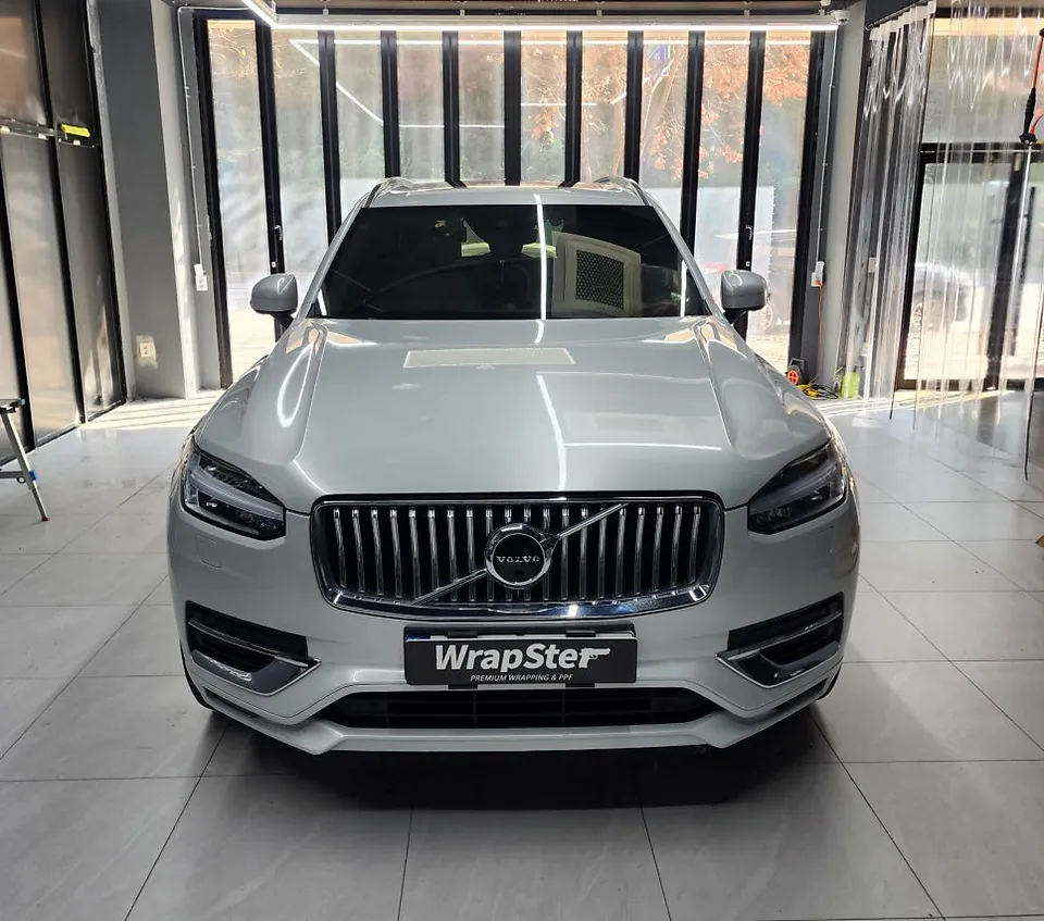 Volvo XC90のカーラッピング事例|メタリックグレーへの変身 施工写真 1-3