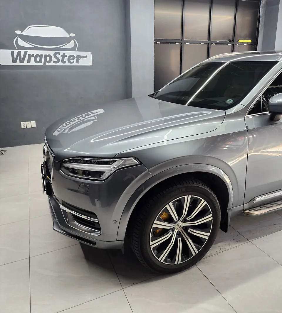 Volvo XC90のカーラッピング事例|メタリックグレーへの変身 施工写真 2-3