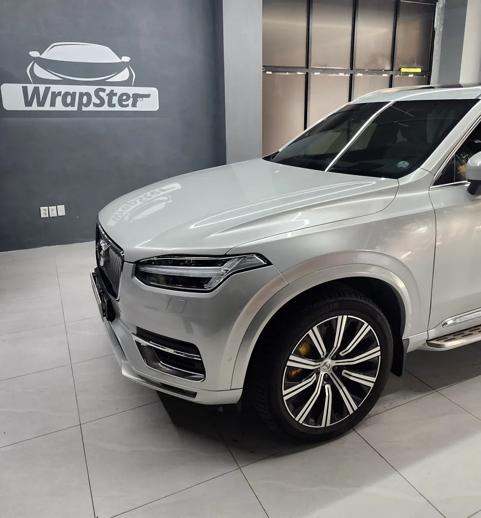 Volvo XC90のカーラッピング事例|メタリックグレーへの変身 施工写真 3-3