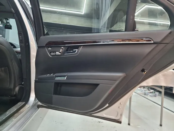 Mercedes-Benz S-Classのカーオーディオ施工事例 施工写真 4-1