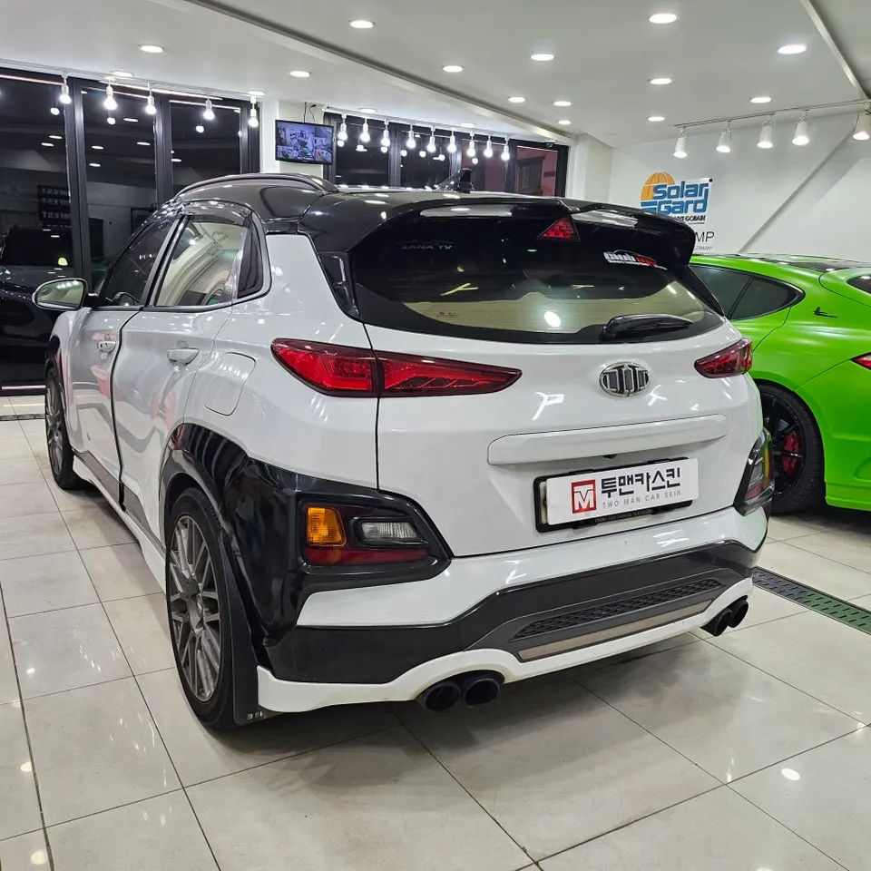 Hyundai Konaのカーラッピング事例|サイドミラー再施工 施工写真 1-2