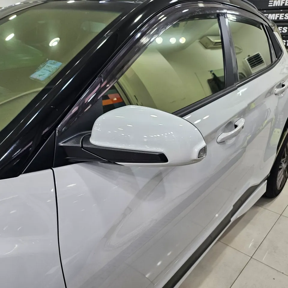 Hyundai Konaのカーラッピング事例|サイドミラー再施工 施工写真 3-2