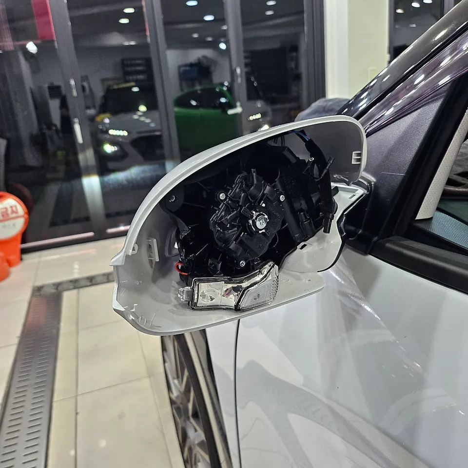Hyundai Konaのカーラッピング事例|サイドミラー再施工 施工写真 2-3
