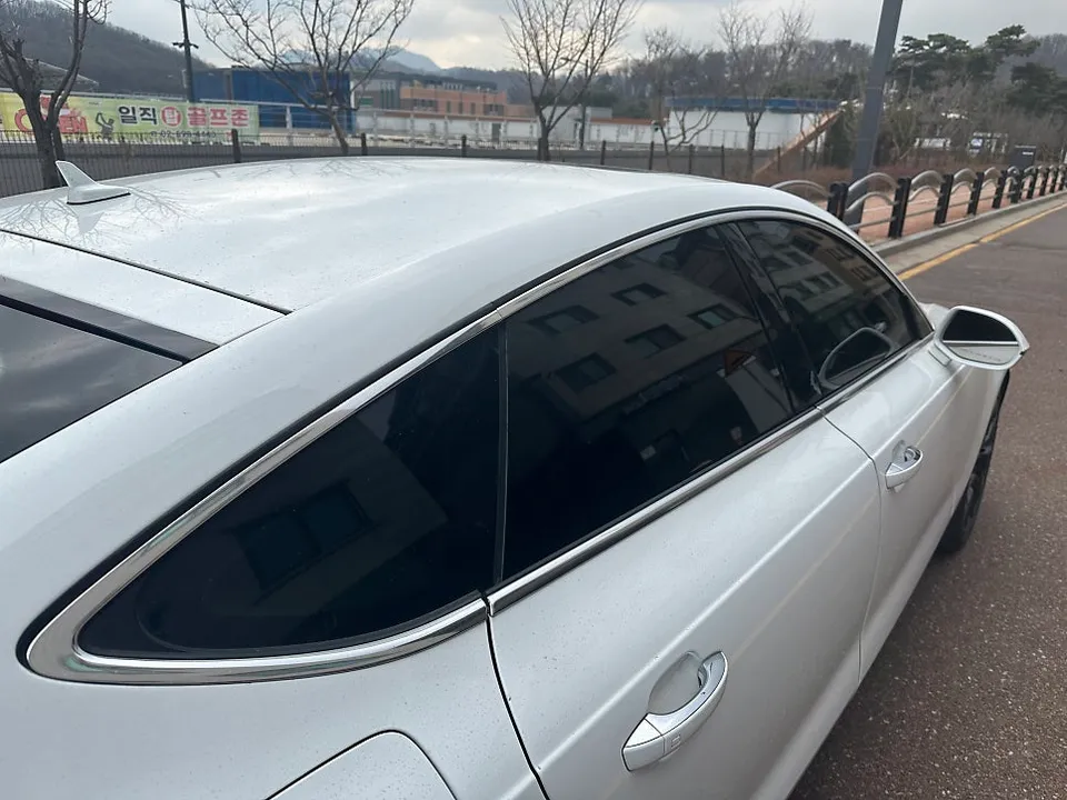 Audi A7のカーラッピング事例|クローム除去と内装カスタム 施工写真 1-1