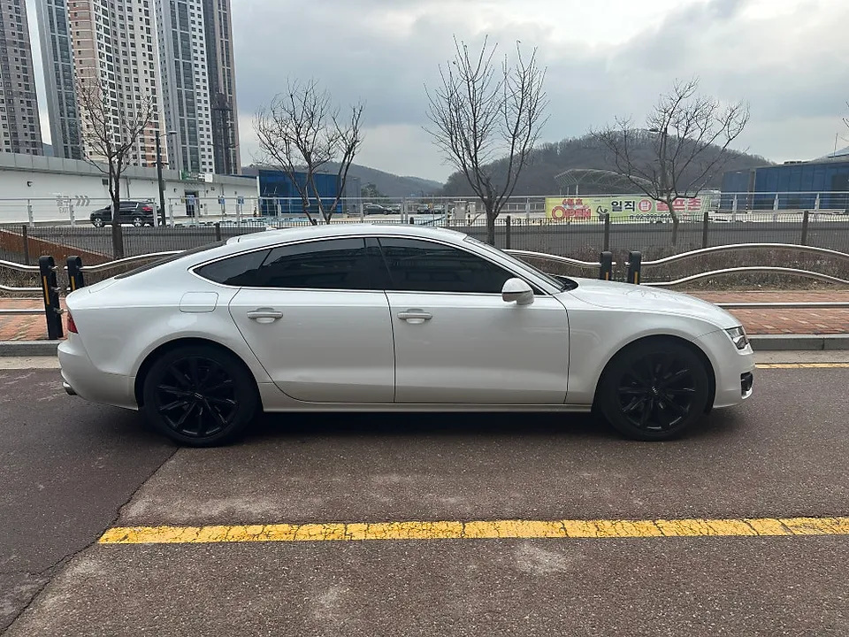 Audi A7のカーラッピング事例|クローム除去と内装カスタム 施工写真 2-1