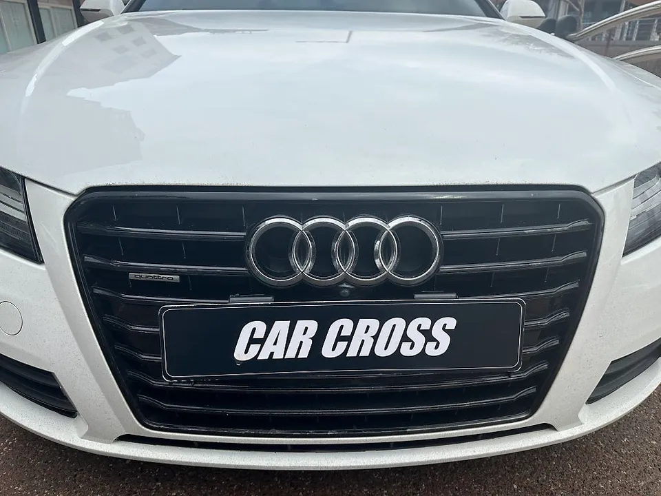 Audi A7のカーラッピング事例|クローム除去と内装カスタム 施工写真 1-2