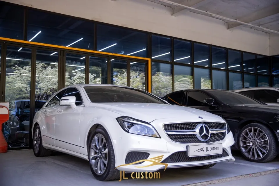 Mercedes-Benz CLS Ambient Lighting Review — Enhanced Interior Moo photo 1